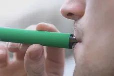 Britové chtějí s kouřením zatočit rozdáváním e-cigaret, Česko sází na intenzivní léčbu