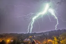 Blesky možná přispěly ke vzniku života na Zemi, říká nová studie