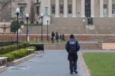 Zaplať a prodloužíme vízum. Podvodníci zneužívají deportací studentů z USA