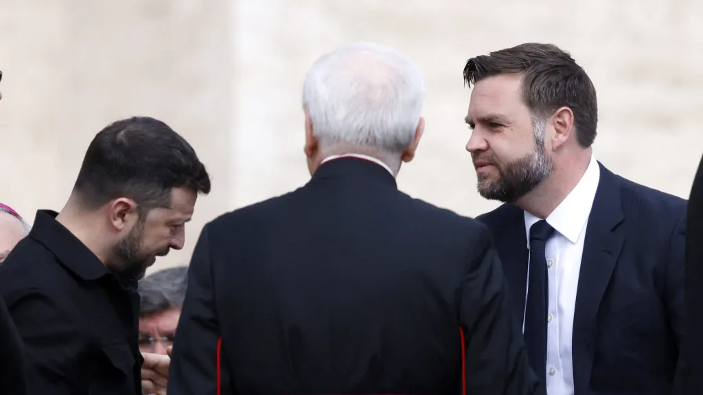 Ukrajinský lídr Volodymyr Zelenskyj a viceprezident USA JD Vance na inaugurační mši papeže XIV.