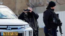 Ilustrační foto - příslušníci izraelských bezpečnostních složek před věznicí, odkud byli v rámci dohody s Hamásem propuštěni palestinští vězni 8. února 2025