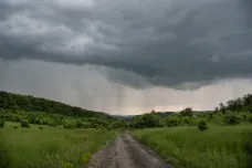 O víkendu se oteplí, vrátí se bouřky