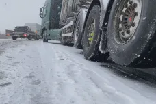 Husté sněžení komplikovalo dopravu na horách
