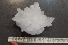 Vědci popsali největší kroupu v dějinách. Měřila 23 centimetrů