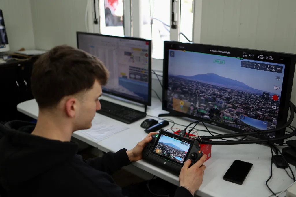 Operátor dronu se připravuje na let v Ekali na severu Athén
