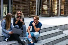 Přihlášek na vysoké školy letos opět přibylo, roste zájem i o technické obory