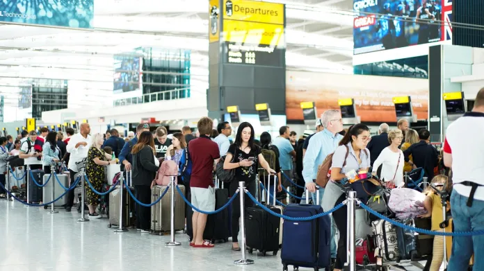 Fronta na Terminálu č. 5 londýnského letiště Heathrow