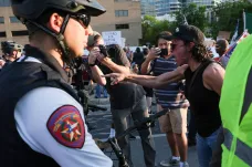 V Los Angeles pokračovaly protesty. Policie použila gumové projektily