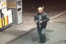 Policie zveřejnila záběry muže, který podle ní zdravotníkům v Kladně poničil auta