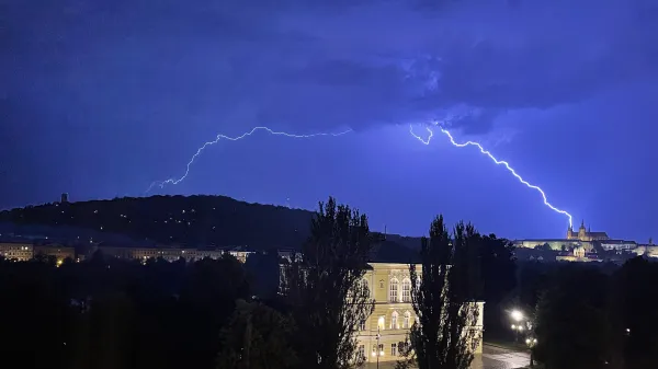 Na většině území Česka hrozí silné bouřky