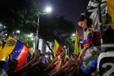 Maduro vyřadil opoziční kandidátku, přesto může přijít o moc nad Venezuelou