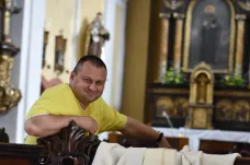 Jak pandemie změnila bohoslužby? Teď stihnete i oškrábat brambory, směje se kněz 