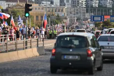 Lidé protestující proti vládě prošli Prahou a došli na Letnou. Po půl sedmé shromáždění skončilo