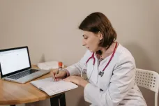 Objednací lhůty u lékaře. Někdy musí pacienti čekat i několik měsíců