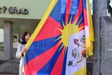 Města a obce vyvěšují tibetské vlajky. Na Sněžce zavlála i ukrajinská