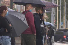 Ve čtvrtek se otevřou obchody i restaurace, hygienici očekávají více nakažených