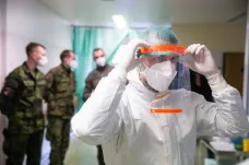 Armáda převeze z Brna do Prahy 19 pacientů. Moravskoslezský kraj chce omezit hromadné akce