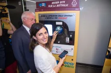Vrátit PET lahve, získat za ně jízdenku a nastoupit do metra. Řím experimentuje s recyklací