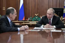 Třetí světová válka by byla jaderná, varuje Lavrov. Chce určit zbraně, které nebudou na Ukrajině