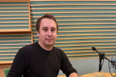 Někdy mi fandí, jindy je to děsivé, říká o reportování z demonstrací nový šéfredaktor Reflexu Bartkovský