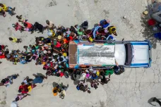 Násilí v ulicích zbídačeného Haiti po smrti prezidenta roste. Vláda chystá volby, gangy revoluci