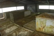 Stát převzal halu s nebezpečnými látkami pod Jeseníky. Místní se roky obávají ekologické katastrofy