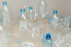 Řetězce testují zálohování PET lahví, vesnické obchody mají obavy
