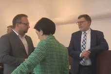Stanjura chce zrušit mimořádnou daň o rok dříve, lidovci jsou proti