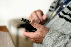 Víc seniorů nachází cestu k chytrým telefonům, roste obliba streamovacích služeb