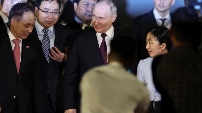 Ruský vládce Vladimir Putin na letišti Nội Bài v Hanoji