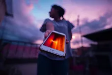 Omezení chytrých telefonů mění mozkovou aktivitu, naznačuje studie